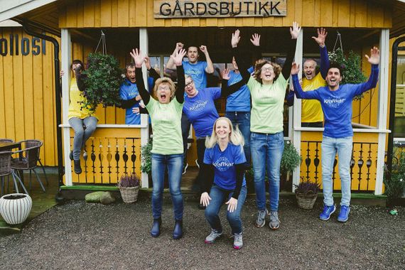 De ansatte utenfor Gårdsbutikken